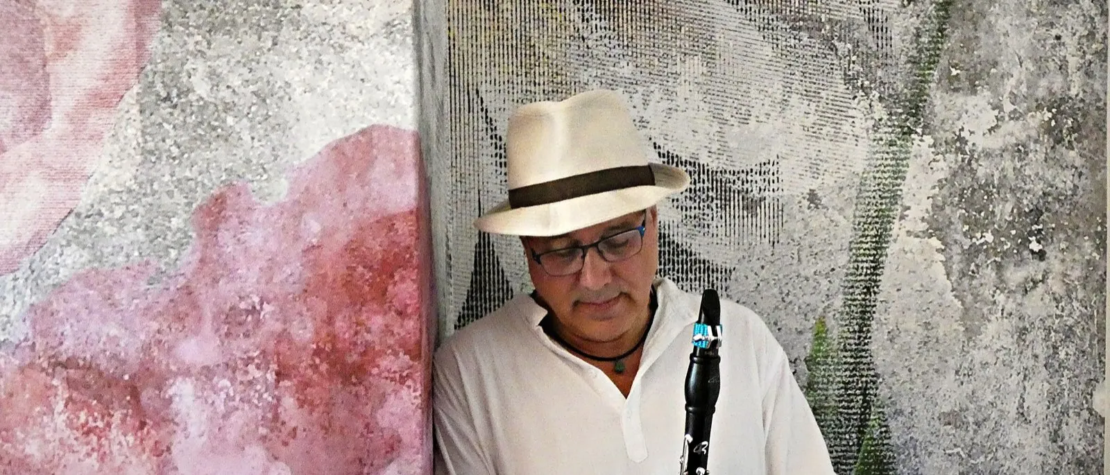 Stefano Corradi con cappello bianco e clarinetto