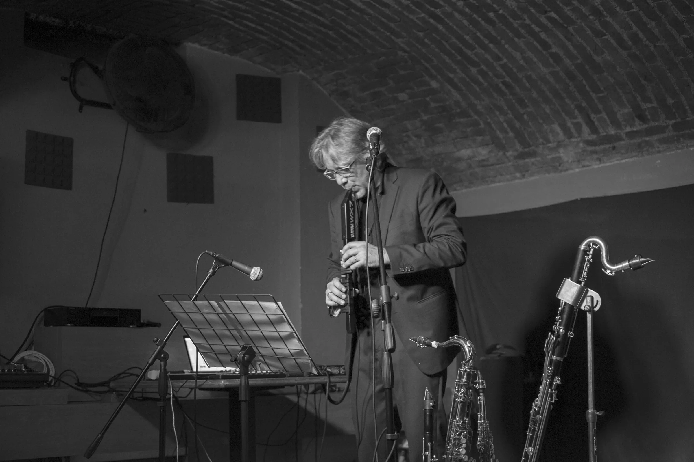 Stefano Corradi in concerto, sotto una volta di mattoni