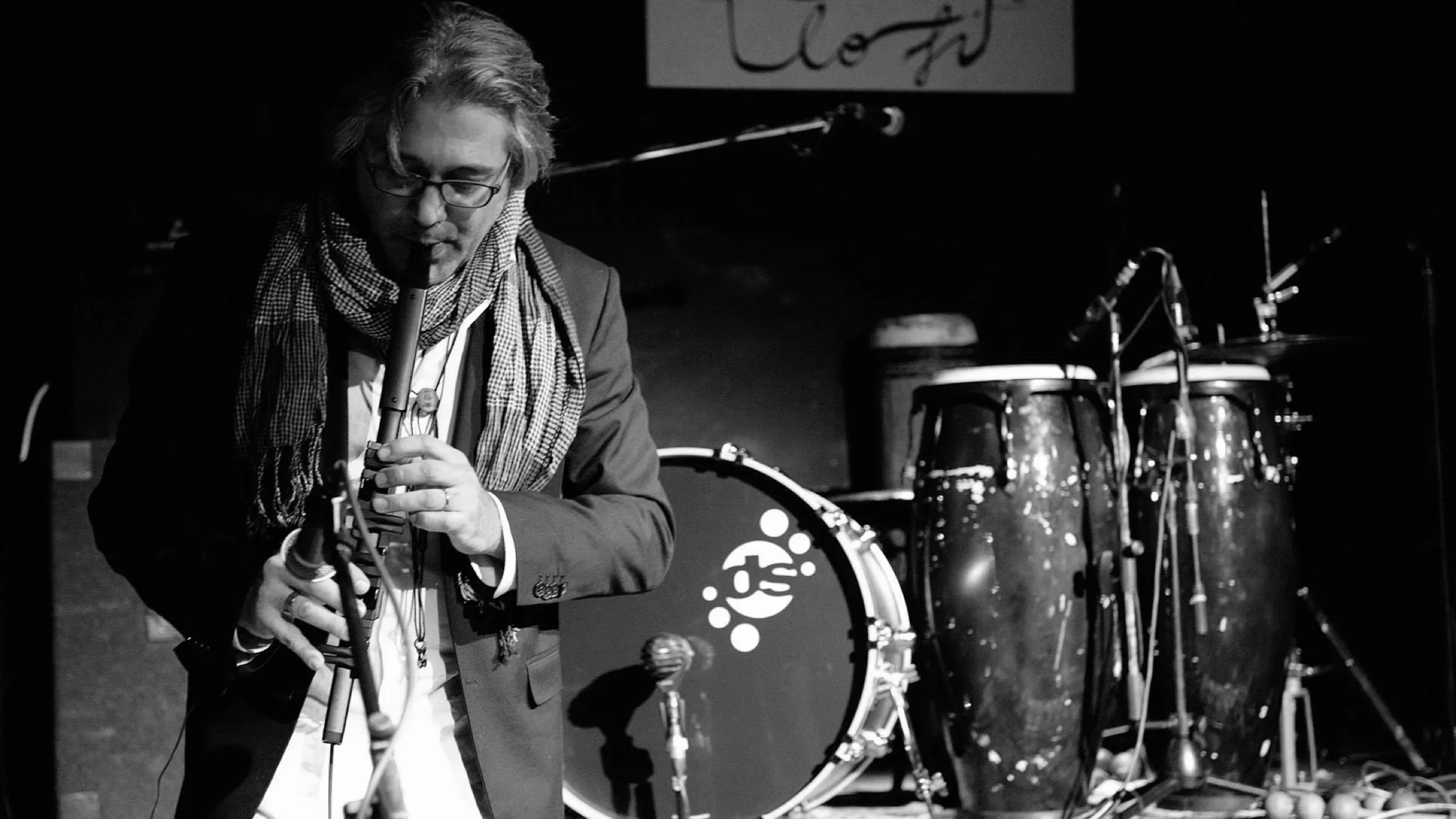 Stefano Corradi al clarinetto, sul palco con le percussioni