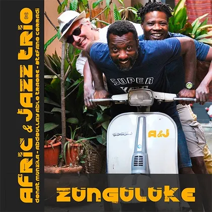 Copertina di Zunguluke, i tre musicisti dell’Afric & Jazz Trio su una Vespa